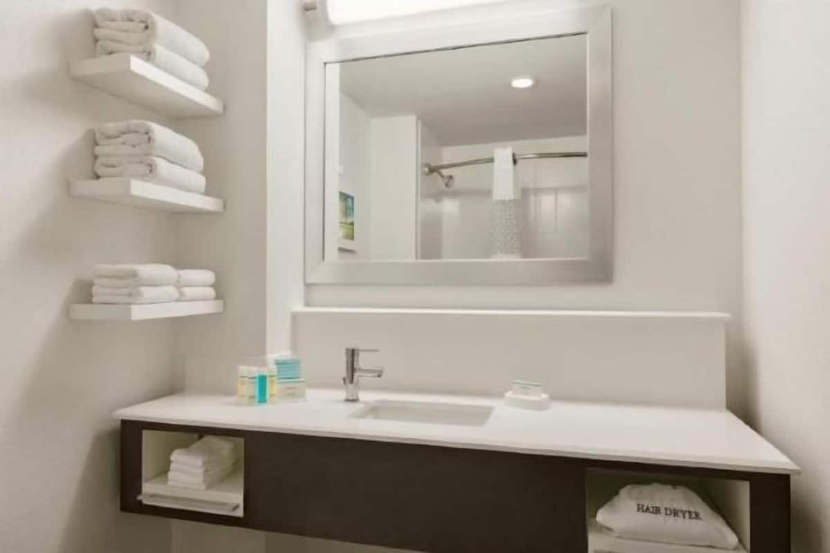 Baño | Tina con regadera, amenidades de baño gratuitas, secadora de cabello