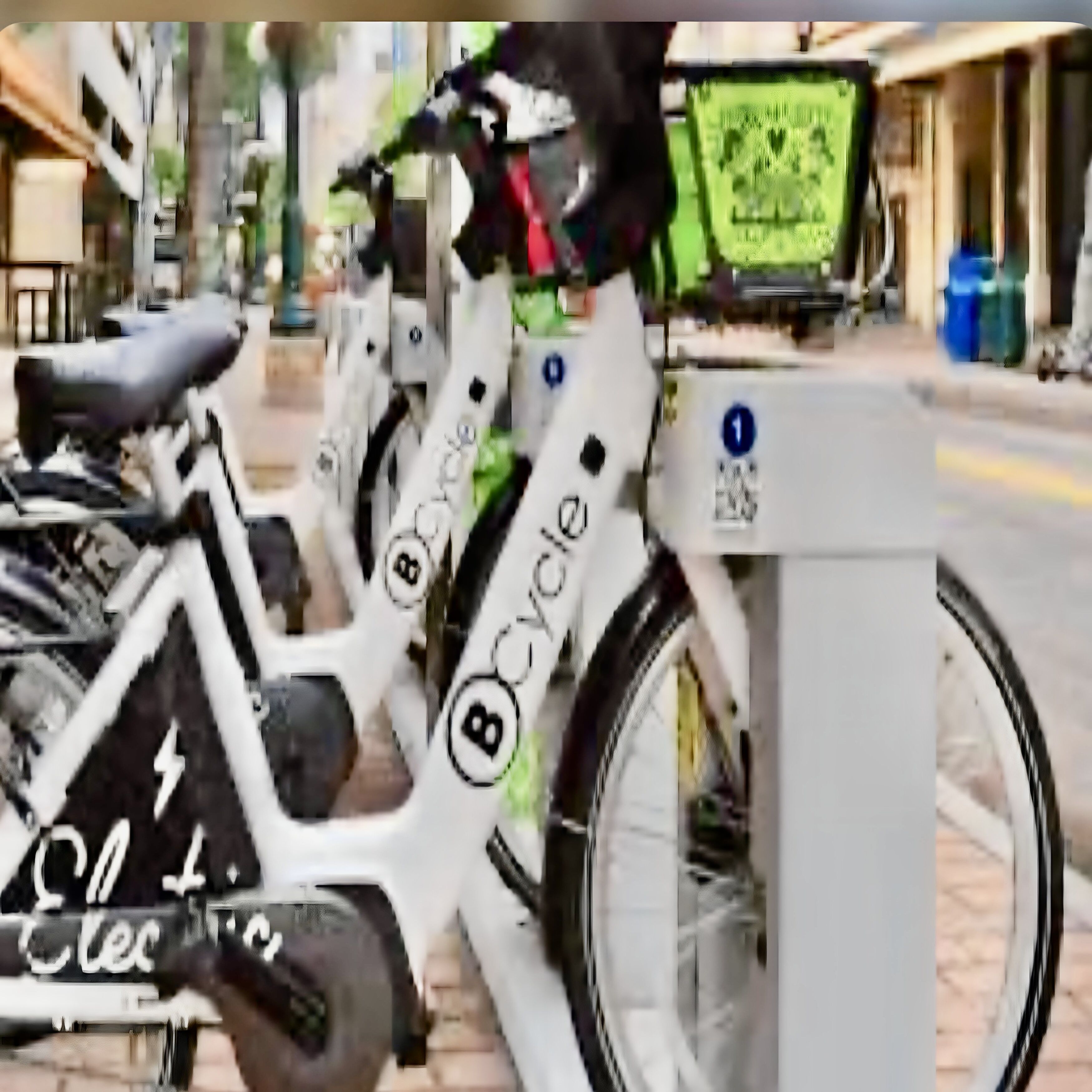 Een elektrische fiets die niet in beweging is, met een oplaadstation.