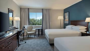 Quarto família, 2 camas Queen, para não fumantes | Roupas de cama premium, cofres nos quartos, escrivaninha