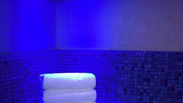 Un sauna, baño turco, tratamientos corporales, envolturas corporales