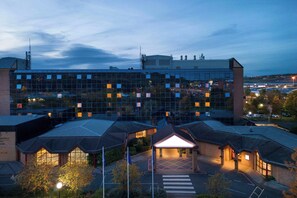 A hotel with multiple buildings, a parking area, and a clear sky. - Delta Hotels by Marriott Newcastle Gateshead (Gateshead)