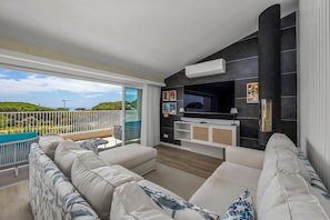Deluxe-Stadtwohnung, 3 Schlafzimmer, eigener Pool | Wohnbereich | 40-Zoll-Flachbildfernseher mit Digitalempfang
