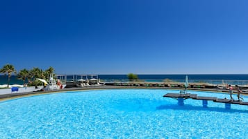 Una piscina techada, una piscina al aire libre de temporada