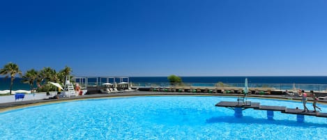 Una piscina techada, una piscina al aire libre de temporada