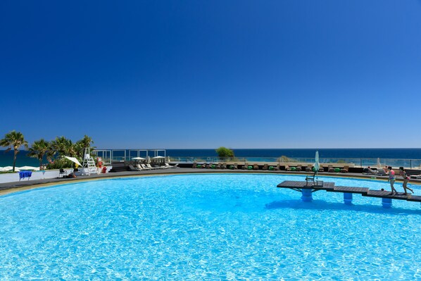 Piscine intérieure, piscine extérieure en saison