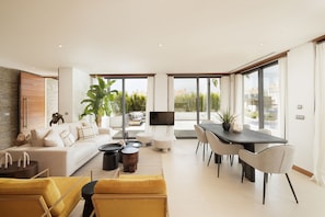 Casa de ciudad Deluxe, 2 habitaciones, alberca privada | Área de sala de estar | Televisión de pantalla plana de 40 pulgadas con canales digitales
