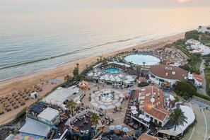 A resort with a pool, beach area, and various dining and lounge areas. - Vale do Lobo Resort (Loulé)