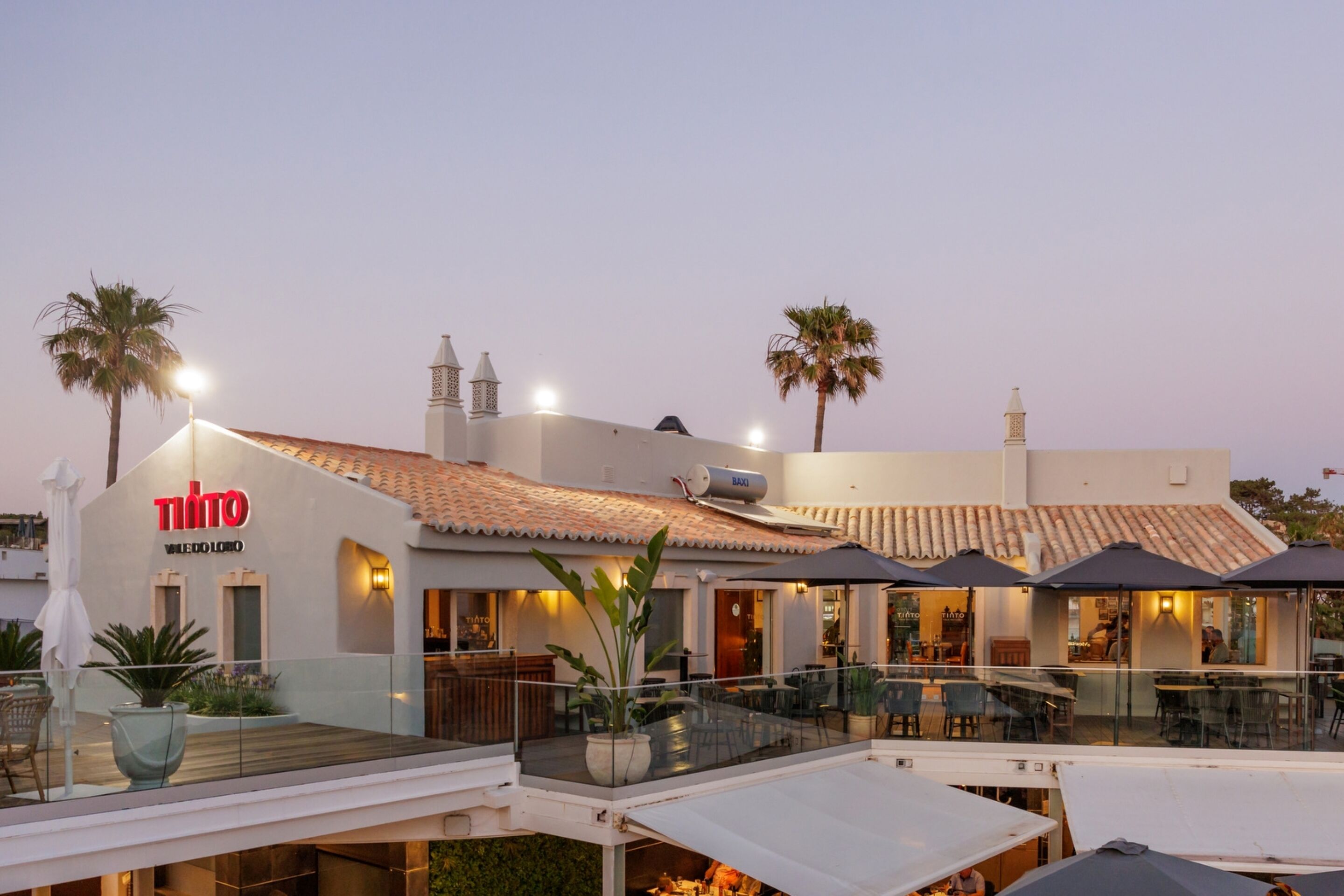 15 restaurants, breakfast served