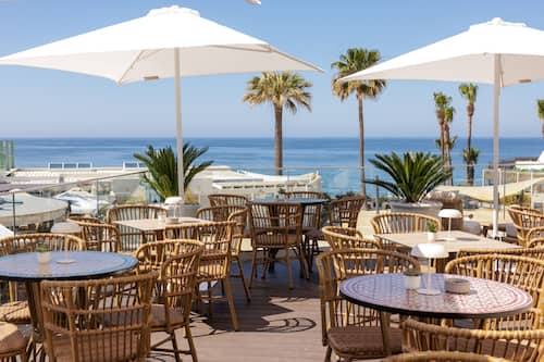 15 restaurants, breakfast served