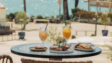 15 restaurants; breakfast, lunch and dinner served