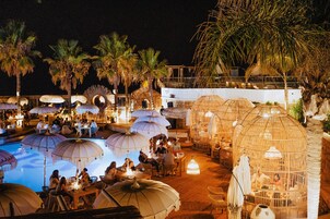 15 restaurantes, se sirve desayuno 