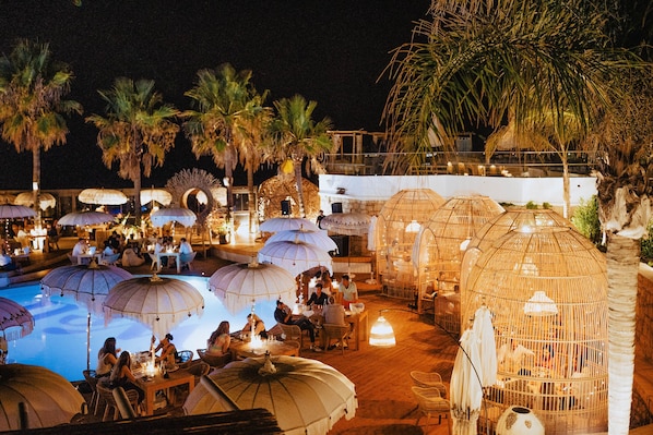 15 restaurants, breakfast served