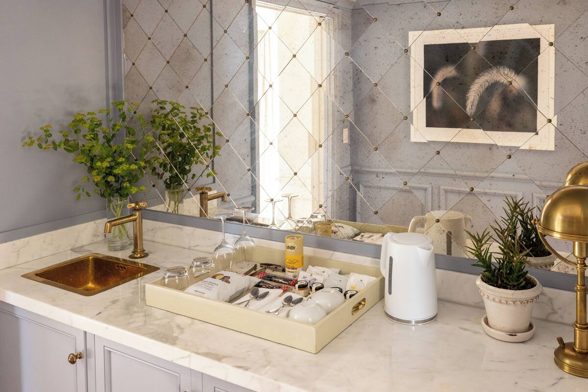 suite (shadwell) | living area | flat-screen tv, ipod dock