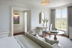 Premium bedding, down duvets, memory-foam beds, free minibar items - Keswick Hall (Keswick)