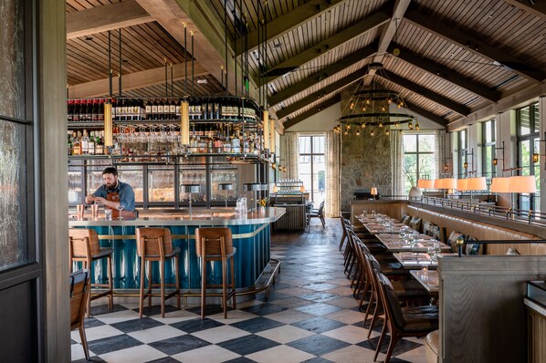 Se sirven desayunos, cenas y cocina americana con vista al campo de golf