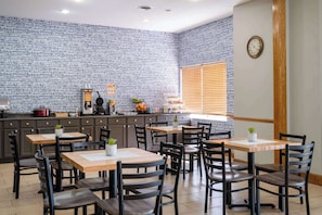 Free daily buffet breakfast  - AmericInn by Wyndham Cedar Rapids North (Cedar Rapids)
