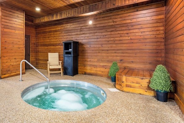 Seasonal outdoor pool, open 6:00 AM to 10:00 PM, sun loungers - Best Western Lee's Motor Inn (Chamberlain)