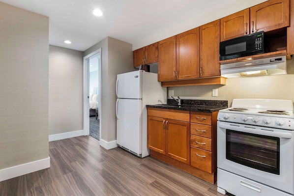 Suite, 2 Queen Beds, Non Smoking, Kitchen (Full Kitchen) | Private kitchenette