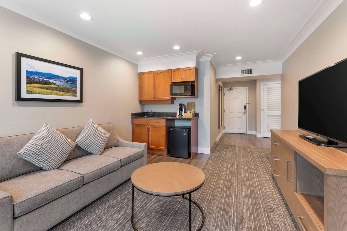 Suite, 2 Queen Beds, Non Smoking (Living Room)