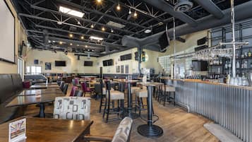 提供午餐和晚餐