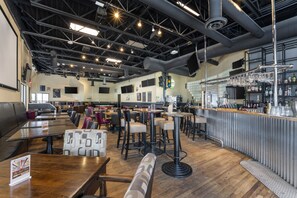 Sert le déjeuner et le dîner