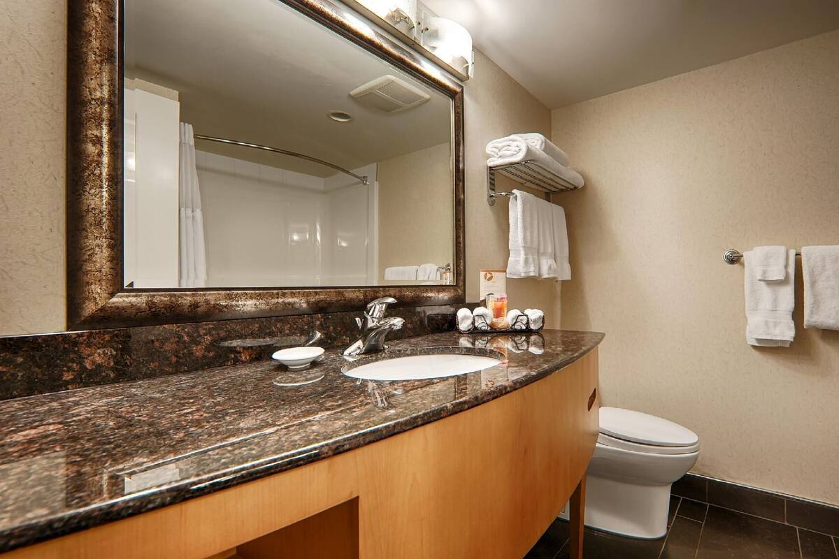 Kombinert dusj/badekar, designertoalettartikler, hårføner og håndklær