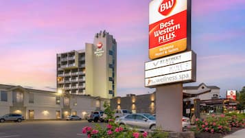 Un hôtel Best Western Plus, dont l’enseigne indique la présence d’un centre de bien-être et d’un pub.