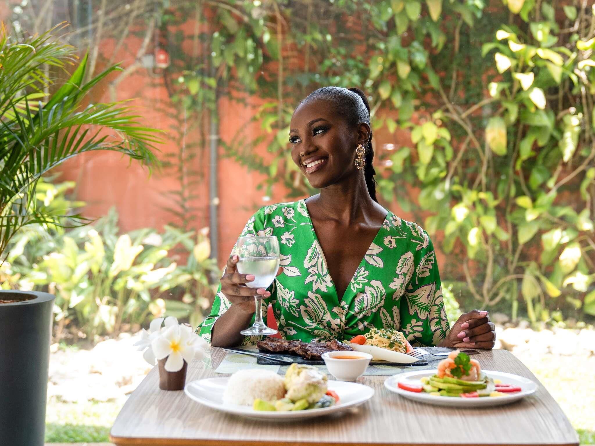 Petit déjeuner, déjeuner, dîner et brunch servis sur place