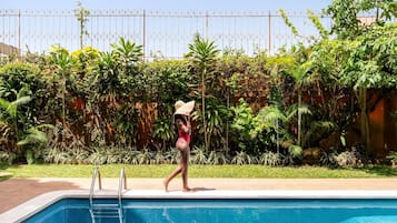 Piscine extérieure, chaises longues