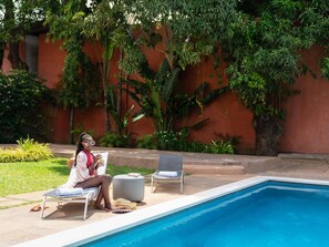 Outdoor pool, open 7:30 AM to 6:00 PM, sun loungers - ibis Styles Abidjan Marcory (Abidjan)