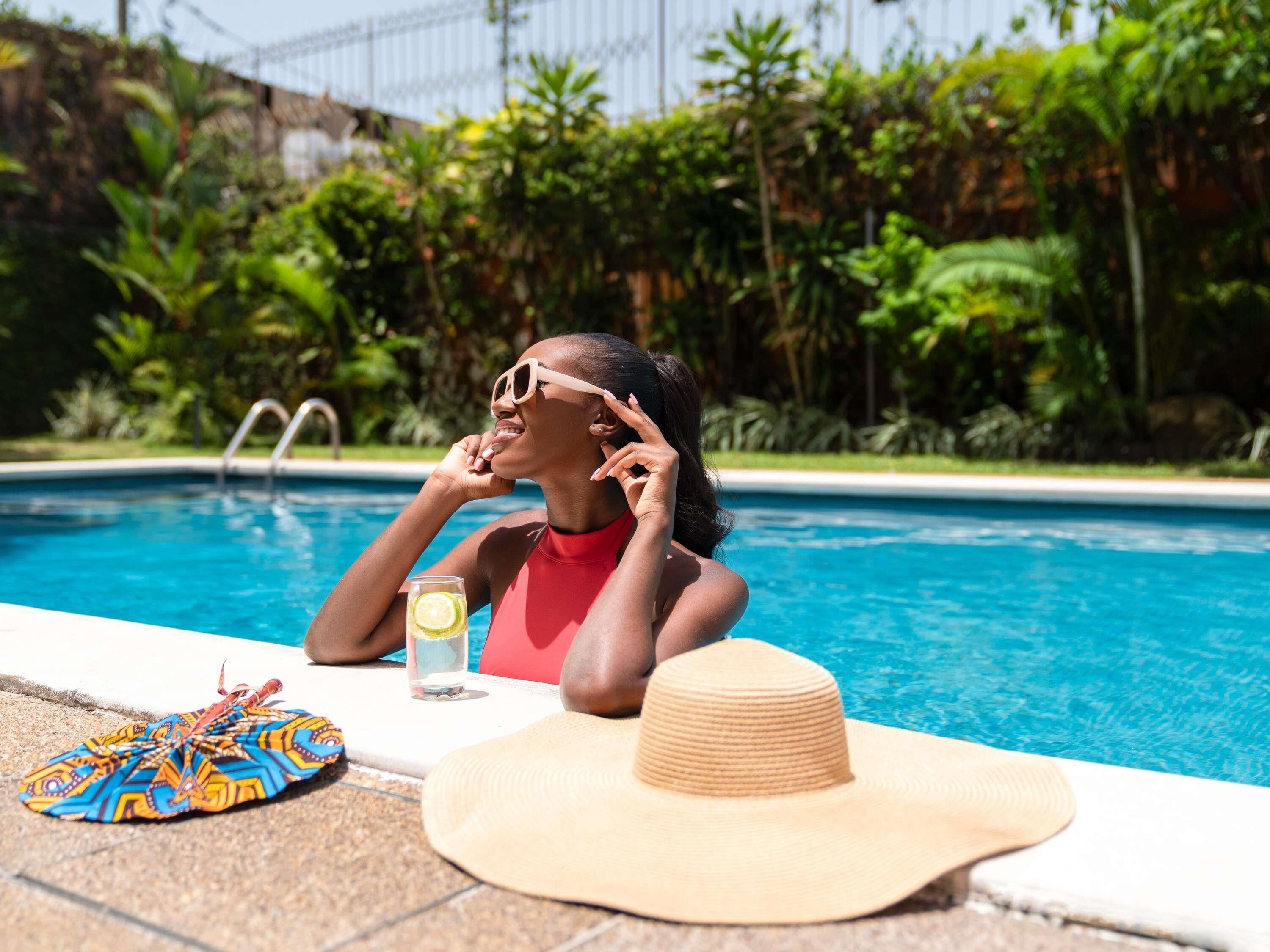 Una piscina al aire libre (de 06:00 a 22:00), tumbonas