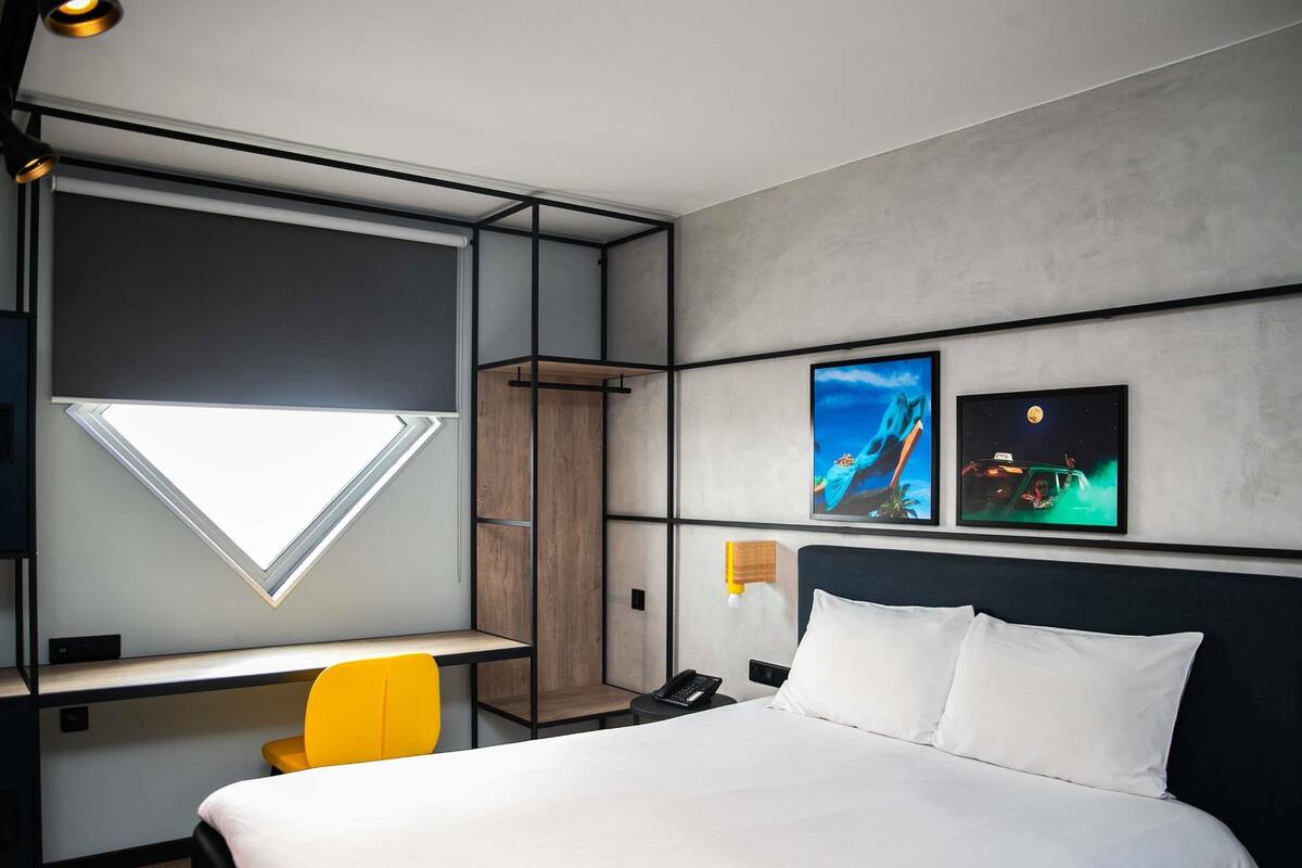 Room, 1 Double Bed | Premium bedding, down comforters, desk, laptop workspace
