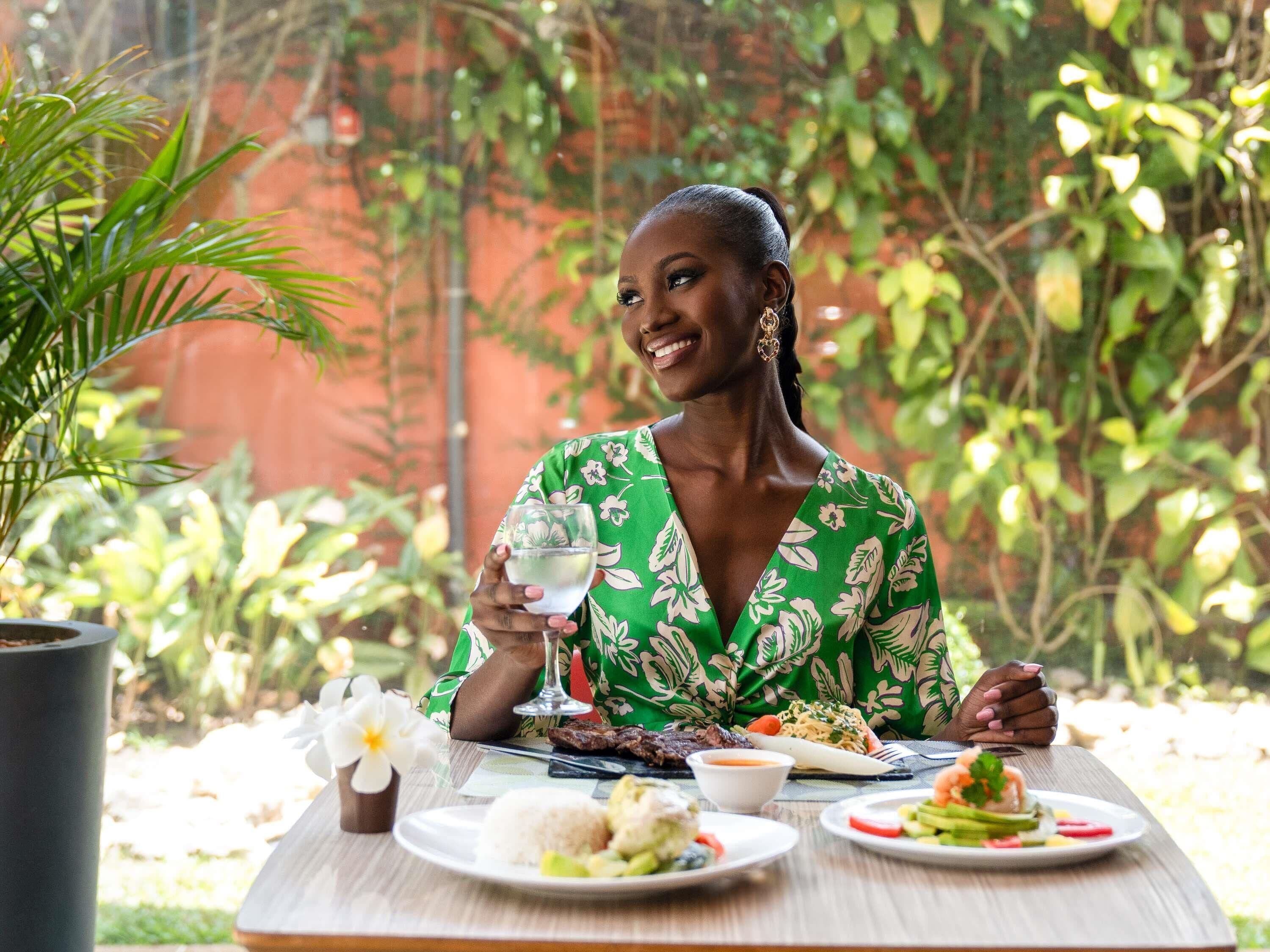 Se sirven almuerzos, cenas y cocina regional 