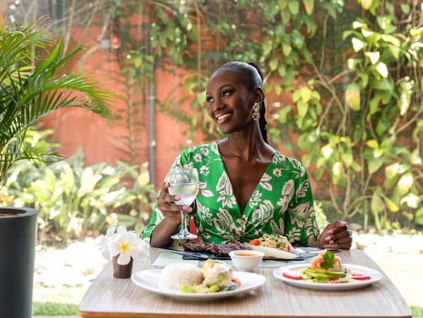 Déjeuner et dßner servis sur place, spécialités Cuisine régionale