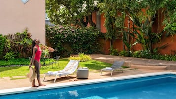 Piscina externa, funciona das 6h às 22h, espreguiçadeiras