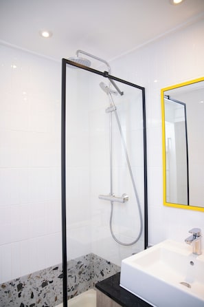 Room, 1 Double Bed | Bathroom | Combined shower/tub, eco-friendly toiletries, hair dryer, towels