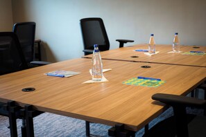A conference table with water bottles, a chessboard, and a notepad. - ibis Styles Abidjan Marcory (Abidjan)