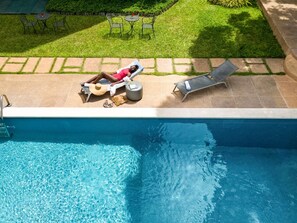 Piscine extérieure, chaises longues