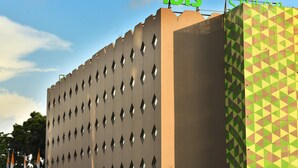 A building with a geometric facade and a sign reading "ibis" at the top. - ibis Styles Abidjan Marcory (Abidjan)