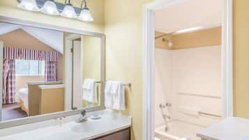 Bañera con ducha, artículos de tocador gratuitos, secador de pelo