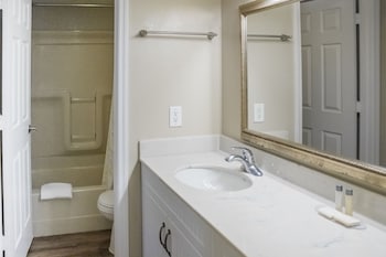 Condo, 2 Bedrooms, Kitchen | Bathroom | Separate tub and shower, eco-friendly toiletries, hair dryer, towels at Bryan