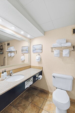 Ensemble baignoire-douche, articles de toilette écologiques