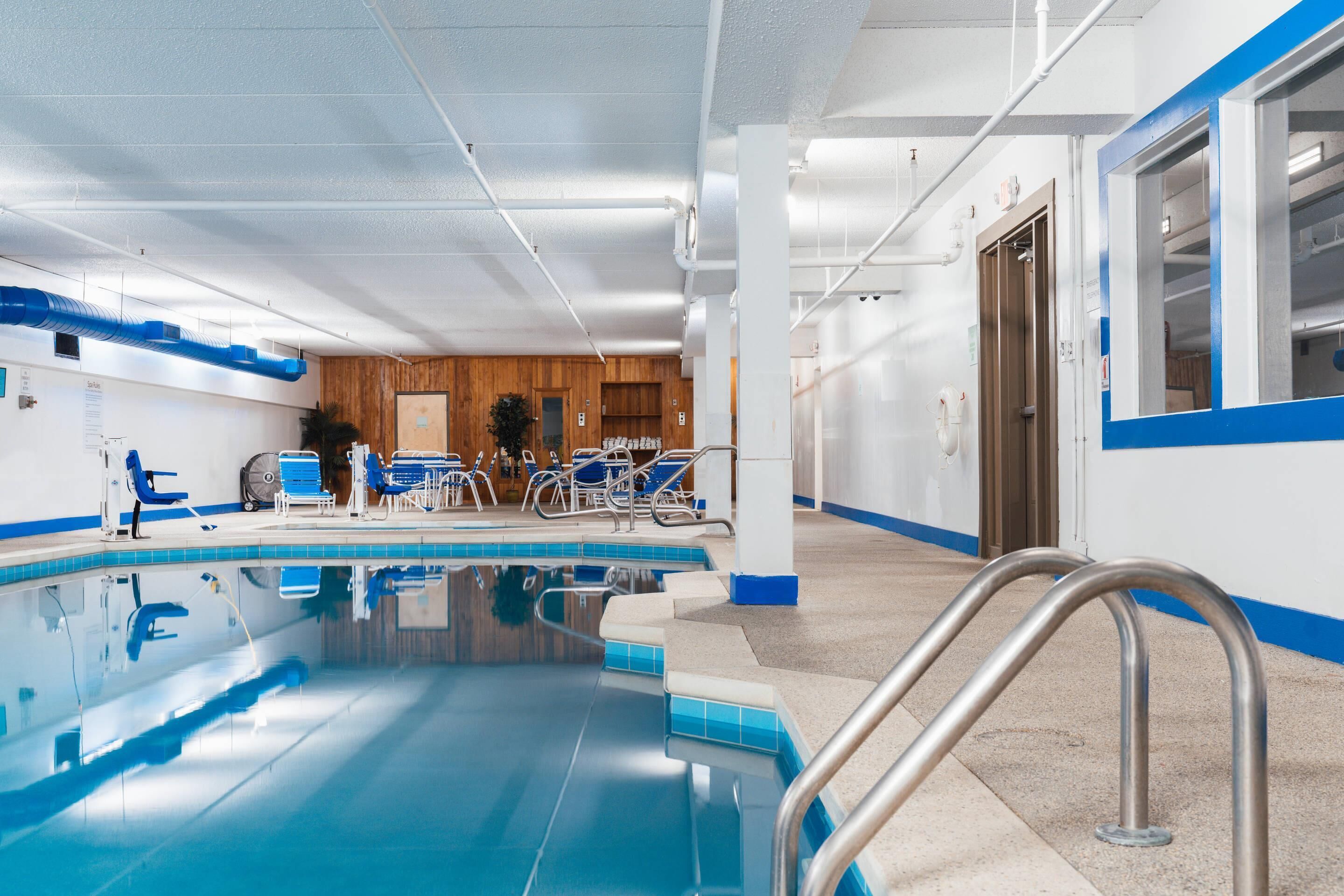 Una piscina techada, sillones reclinables de piscina