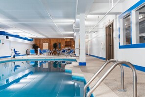 Alberca techada, acceso de 06:00 a 22:00, y camastros 