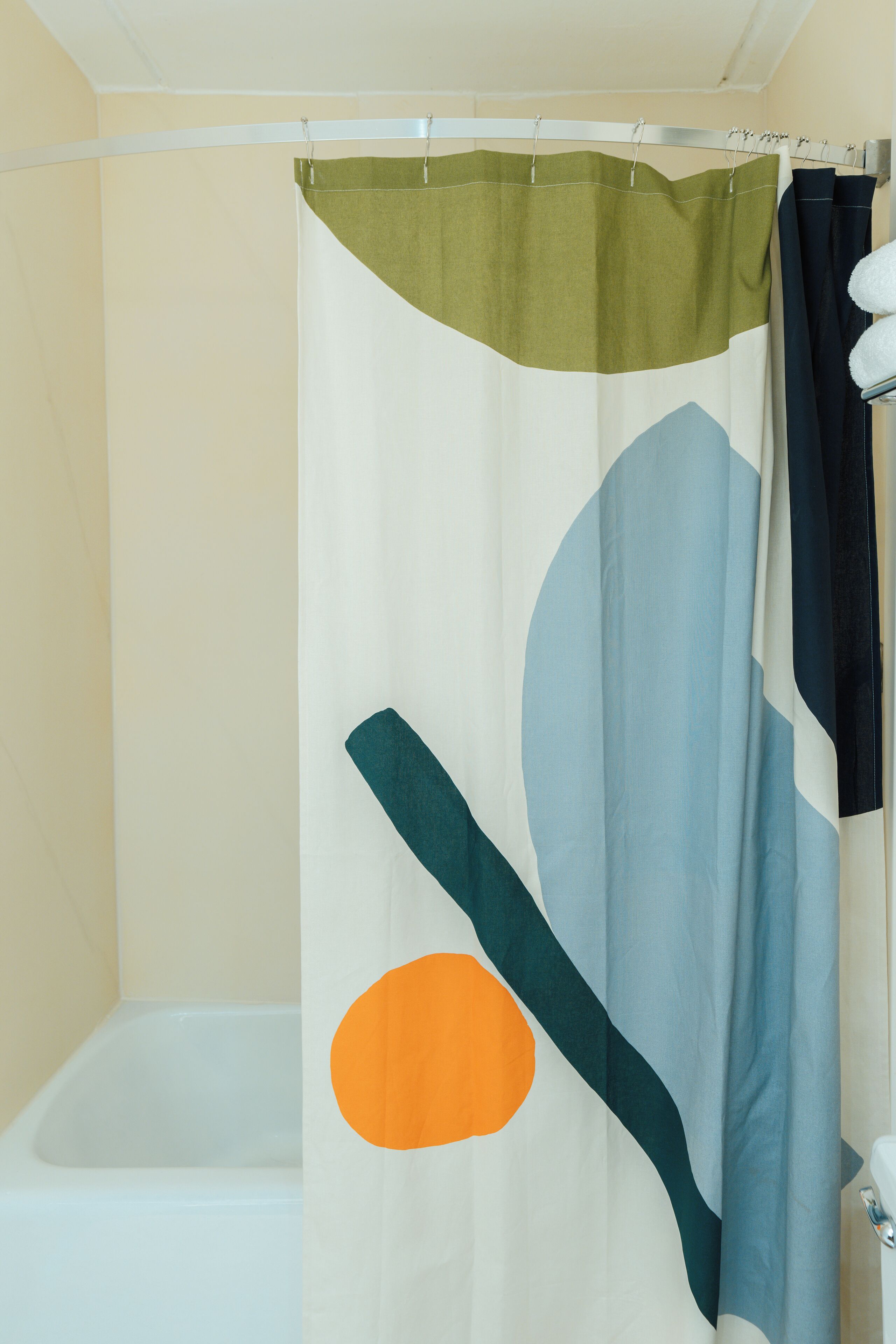 combined shower/bathtub, eco-friendly toiletries, hair dryer, towels