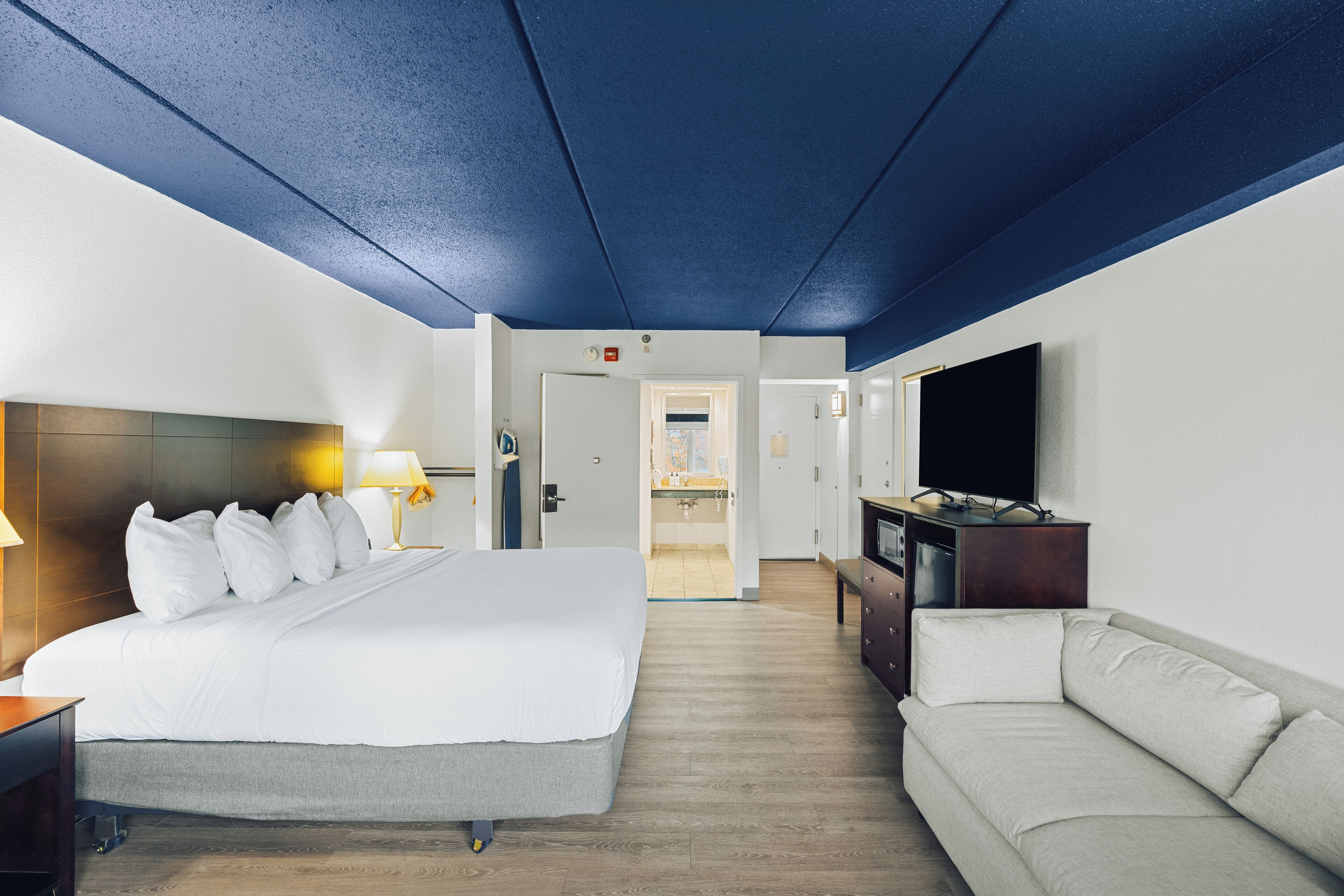 Room, 1 King Bed, Accessible, Non Smoking (Accessible Tub) | Hypo-allergenic bedding, desk, laptop workspace, blackout drapes