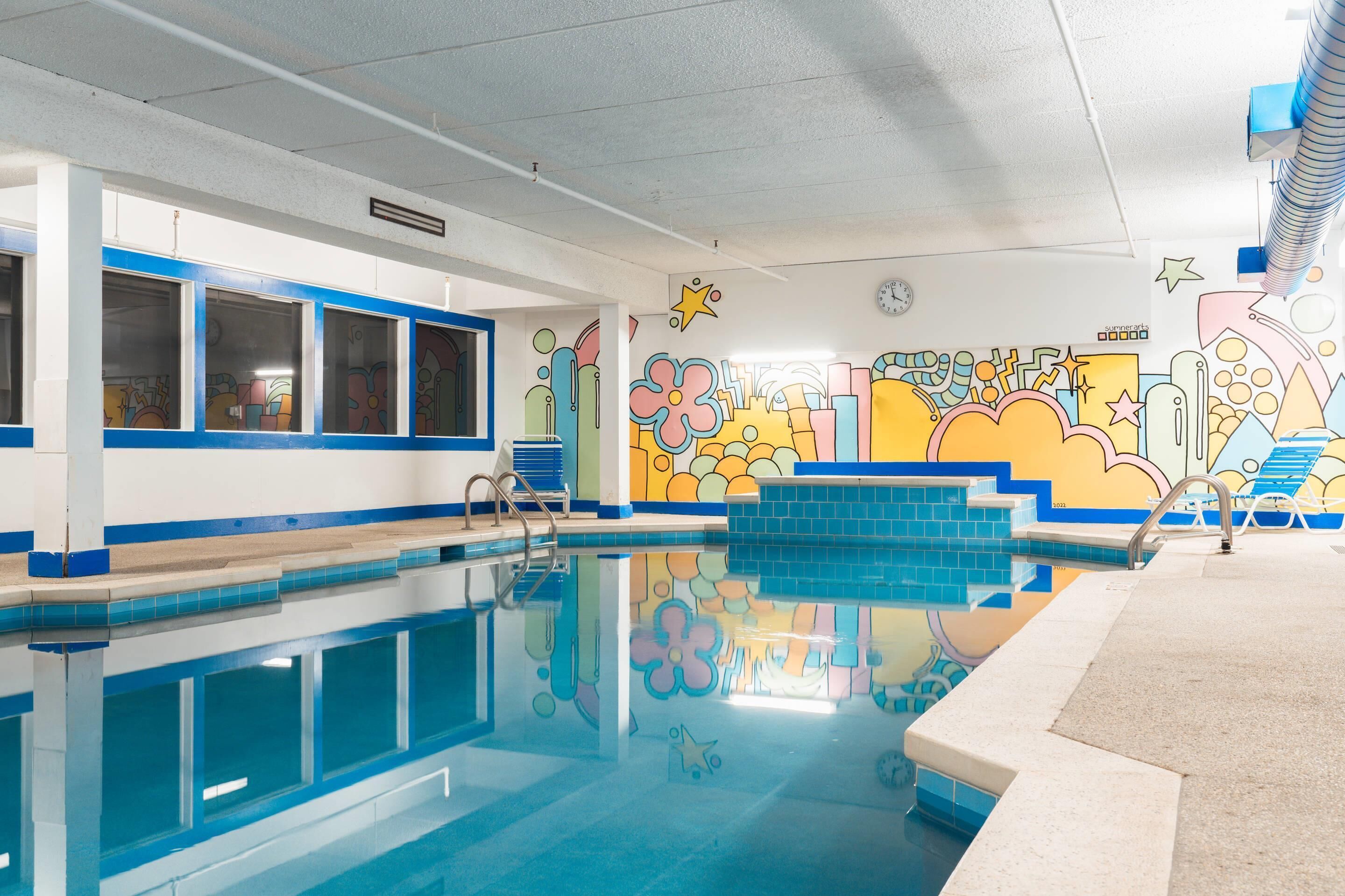 Piscine couverte, accès possible de 06 h 00 à 22 h 00, chaises longues 