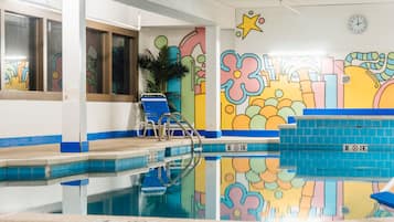 Piscina coperta, con ingresso dalle 06:00 alle 22:00, lettini