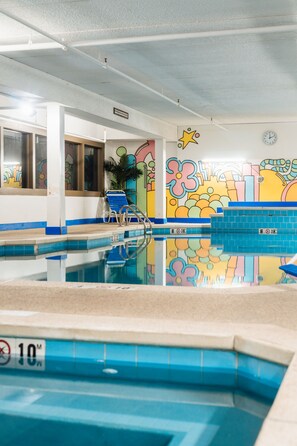 Indoor pool, sun loungers