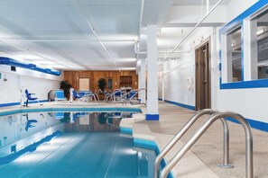 Una piscina cubierta (de 06:00 a 22:00), tumbonas